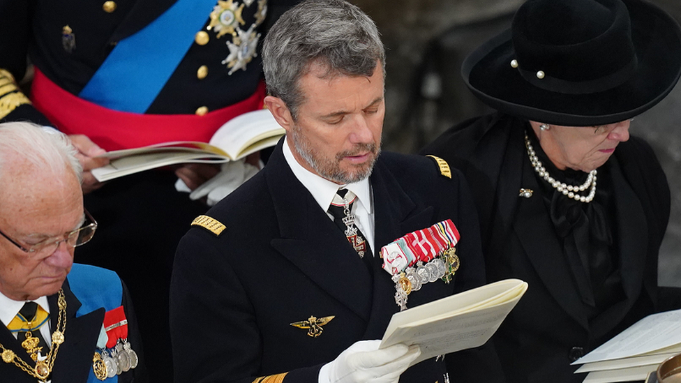 انضم إليها ملك السويد (على اليسار) وولي عهد الدنمارك (في الوسط) خلال الجنازة الرسمية