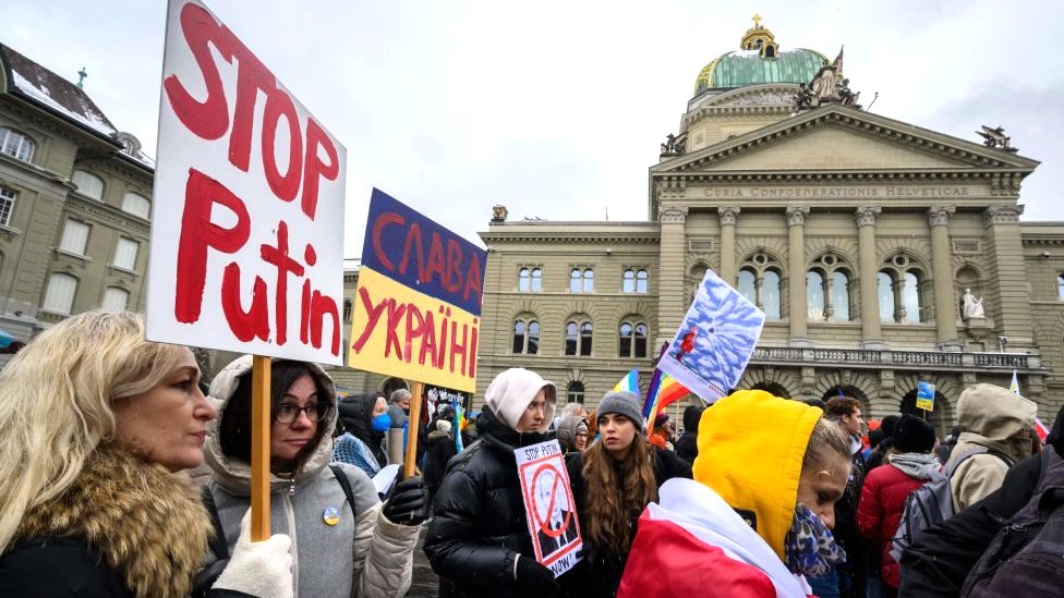Las protestas contra la invasión rusa de Ucrania han atraído multitudes de decenas de miles en toda Suiza.