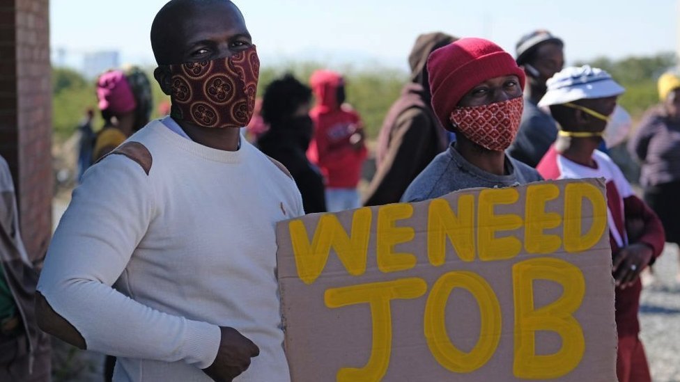 抗議者在南非勒斯滕堡某採礦社區附近展示示威標語（2020年5月18日）