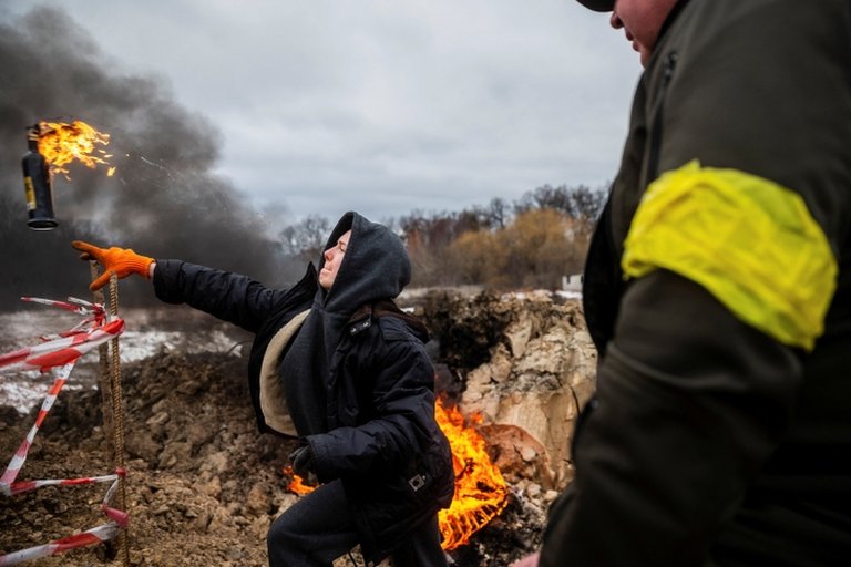 Un civil entrena en Ucrania cómo lanzar un coctel molotov