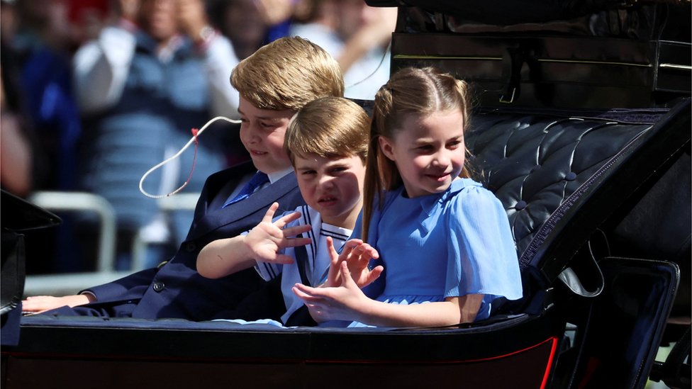 Princeza Šarlot, princ Džordž i princ Luis u kočiji tokom parade