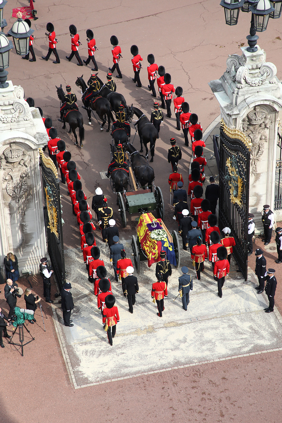 Para anggota pasukan Artileri Berkuda Kerajaan mengawal peti jenazah Ratu Elizabeth II dalam perjalanan dari Istana Buckingham menuju Westminster Hall, pada 14 September 2022.