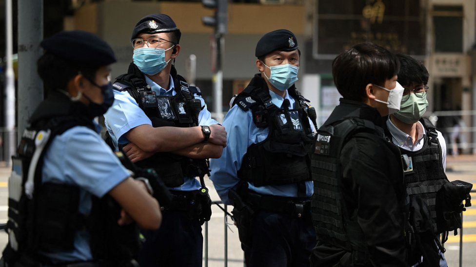 一群身穿防刺背心的警員在香港灣仔街頭站崗（5/3/2023）