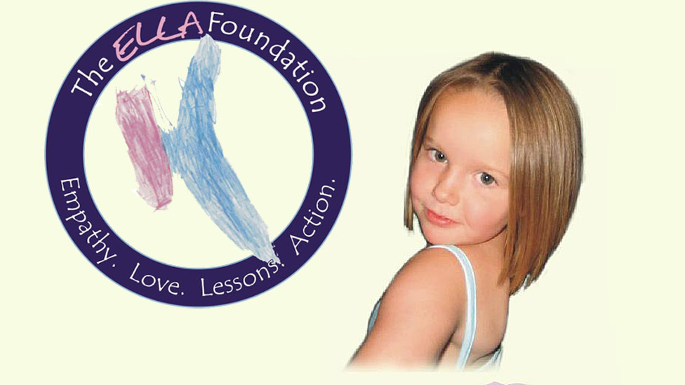 Ella vakfı 'nın logosu ve Ella'nın fotoğrafı.