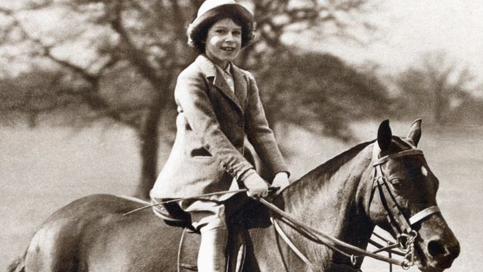 Ratu Elizabeth II berkuda