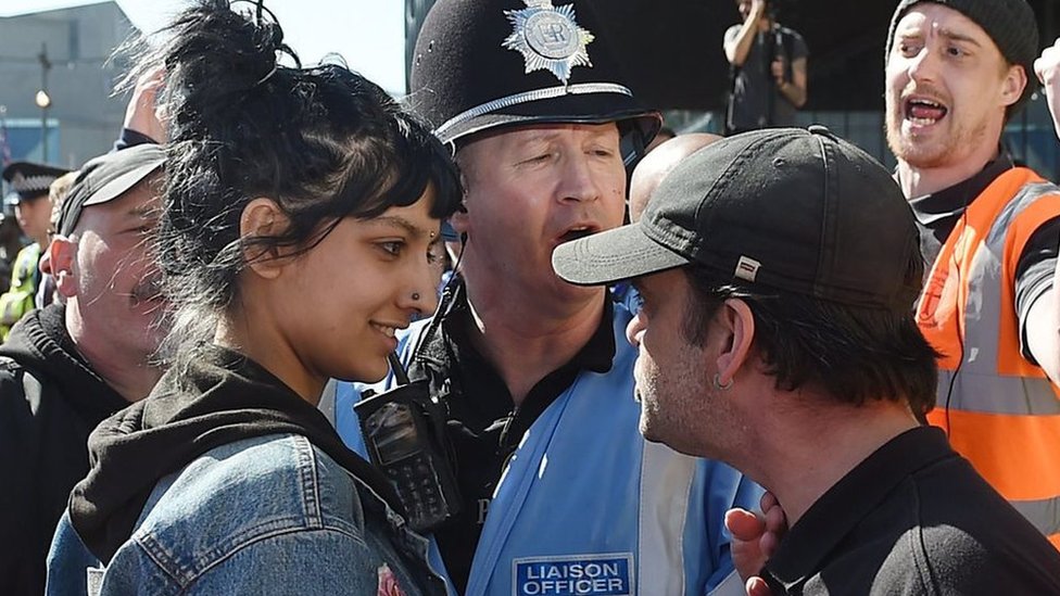 Saffiyah Khan fue fotografiada sonriéndole a un manifestante de la Liga de Defensa Inglesa (EDL en inglés) en la ciudad británica de Birmingham en abril pasado. Saffiyah Khan sonrie a un manifestante de la Liga de Defensa Inglesa (EDL en inglés)