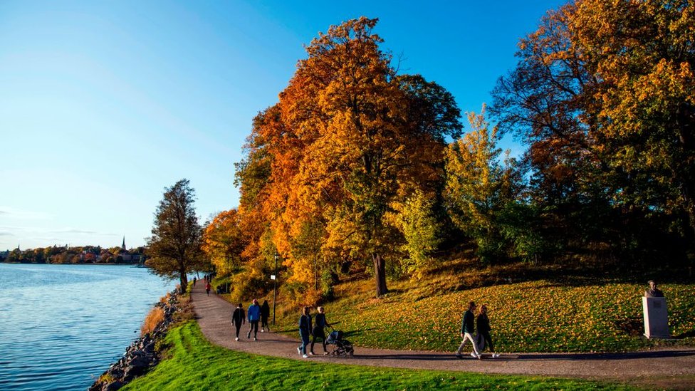 Gente paseando en un parque de Estocolmo