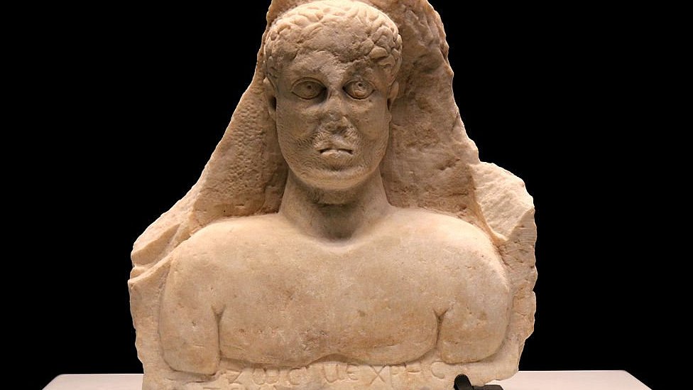 Busto en mármol con la inscripción en griego: Zosimos. Siglo III d.C.