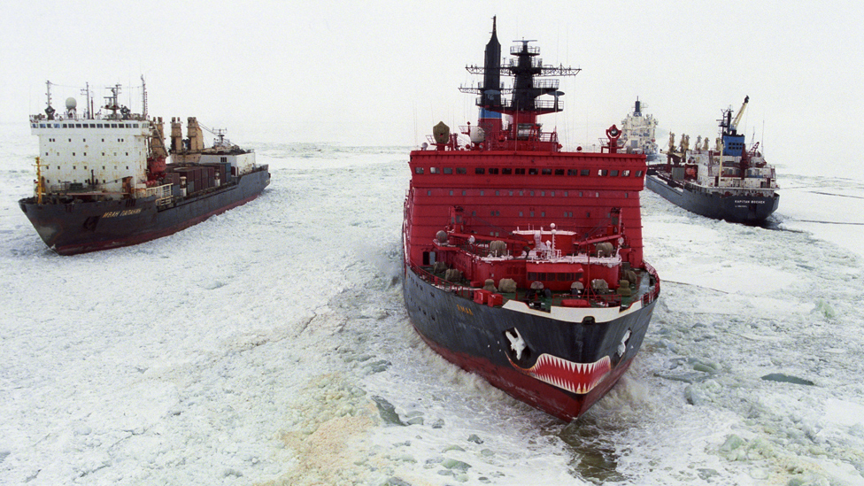 Российские сухогрузы и ледокол на Северном морском пути (фото 2001 г.)