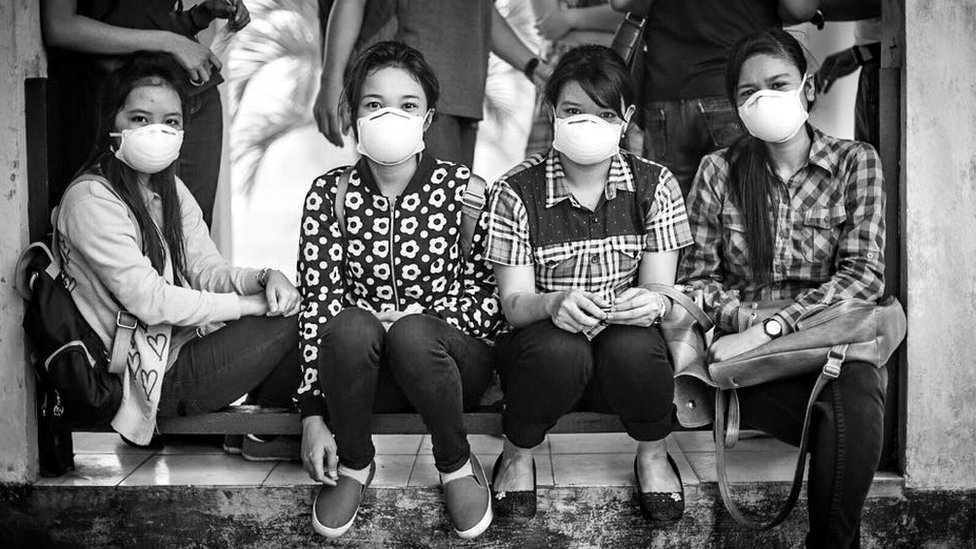 Студенты Палангкарайского университета надевают маски N95