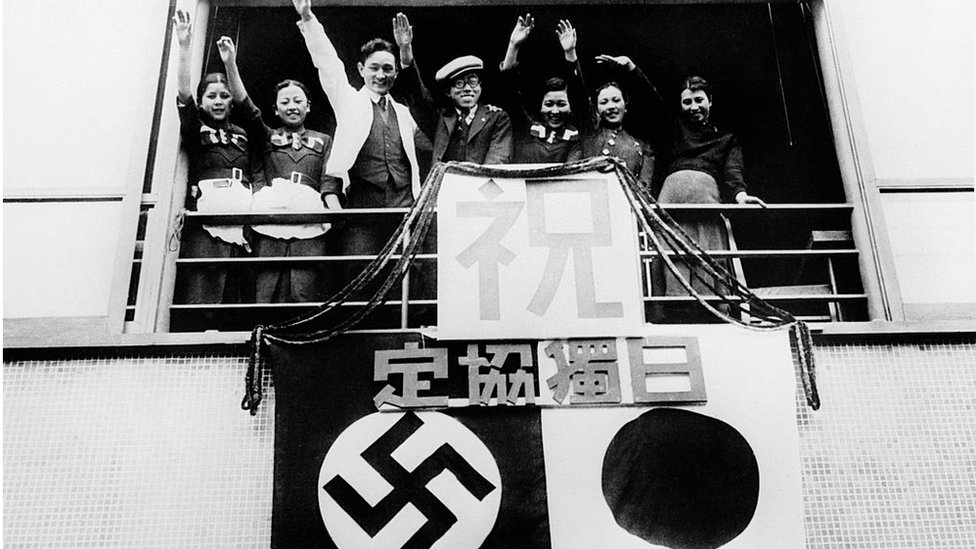Japoneses haciendo el saludo nazi.