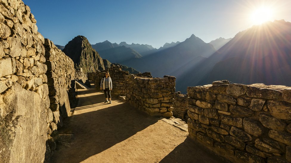 Mujer caminando por Machu Picchu