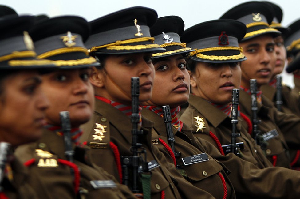 Контингент женщин-офицеров индийской армии во время парада в честь Дня армии в Дели-Кантт 15 января 2015 года в Нью-Дели.