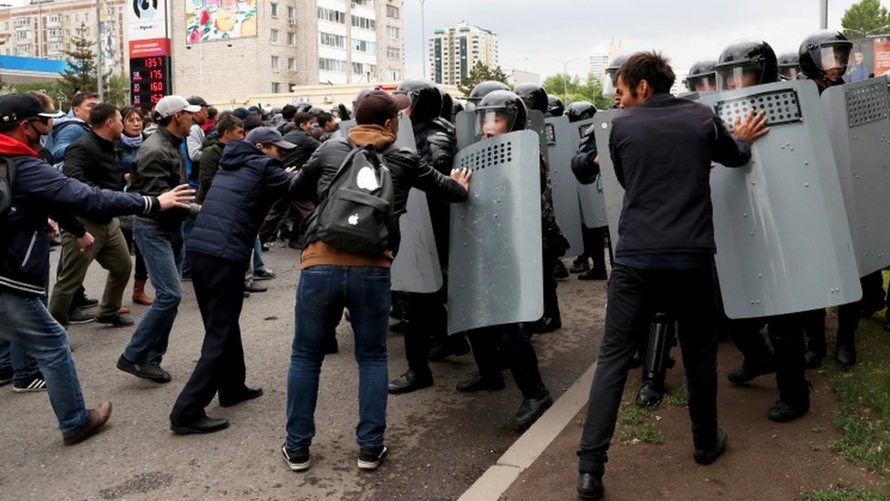 Kazakhstan election: Hundreds arrested in poll protests - BBC News