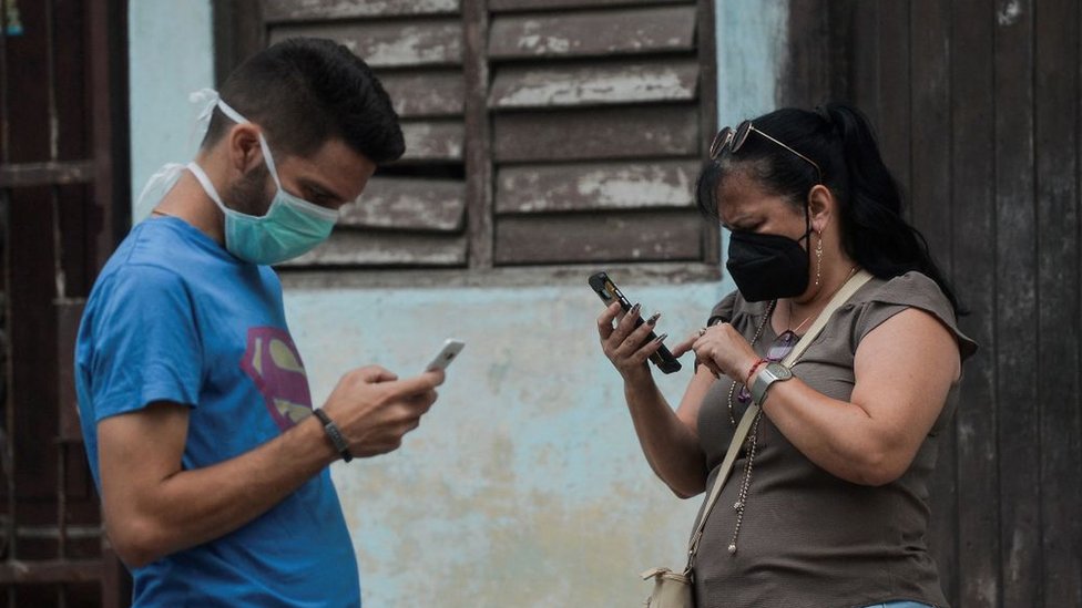 Gente con celulares en Cuba, junio 2021