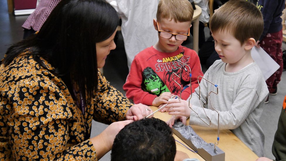 Дети принимают участие в уроке естествознания в детском саду Tower View в Глазго