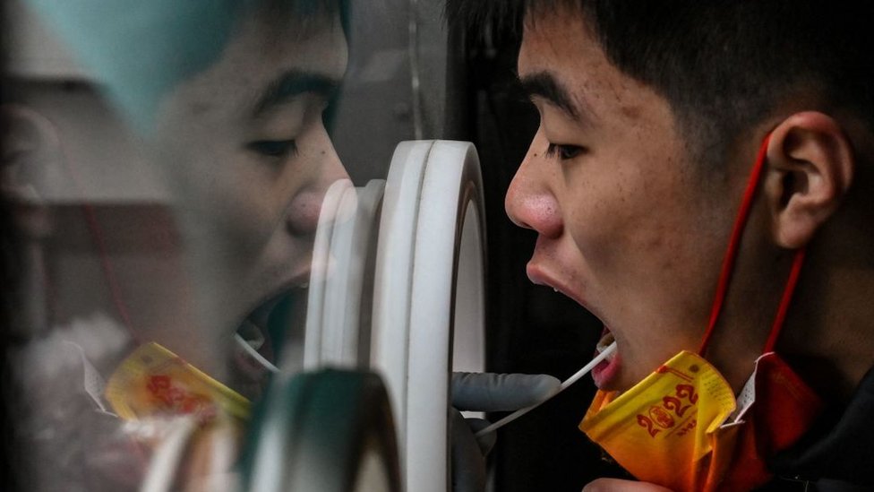 Um cidadão chinês fazendo teste de covid
