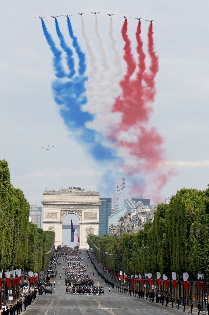 عروض جوية فوق الشانزليزيه في باريس في احتفالات يوم الباستيل.
