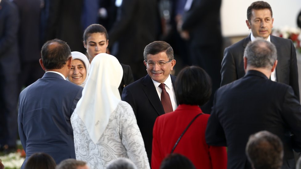 Davutoğlu, halen üyesi bulunduğu AKP'nin 16. kuruluş yıldönümünde. Bu yıl gerçekleşen 18. yıl dönümüne Davutoğlu'nun yanı sıra Abdullah Gül ve Ali Babancan da davet edilmemişti