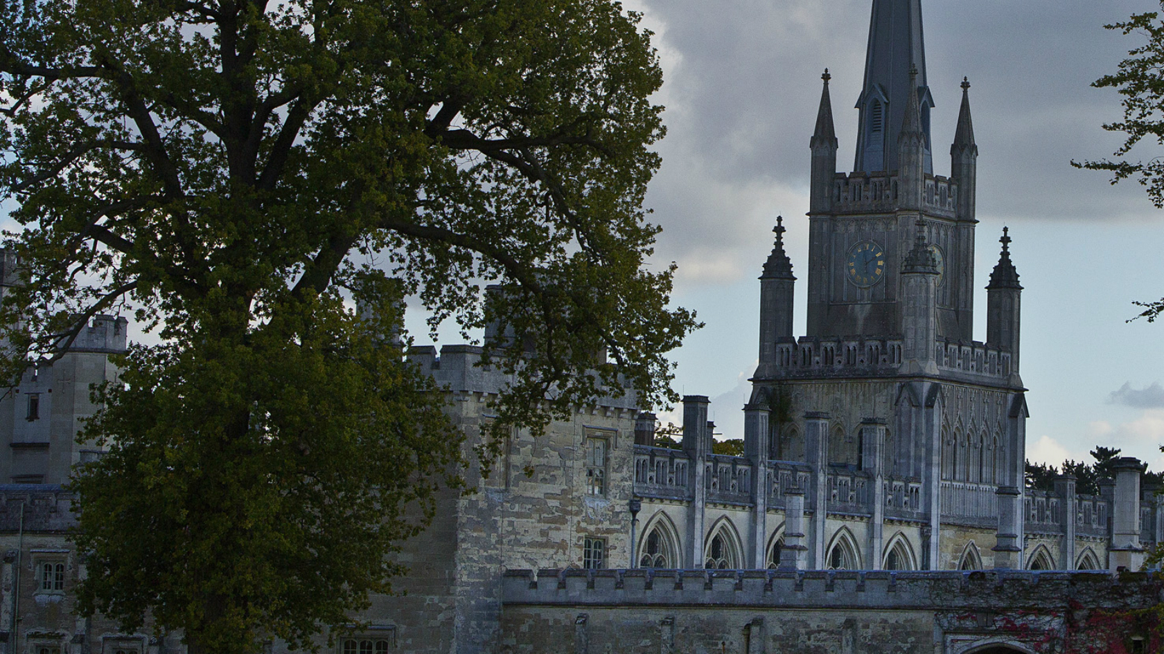 BBC Local Live Beds, Herts & Bucks on Monday, 26 October 2015. BBC News