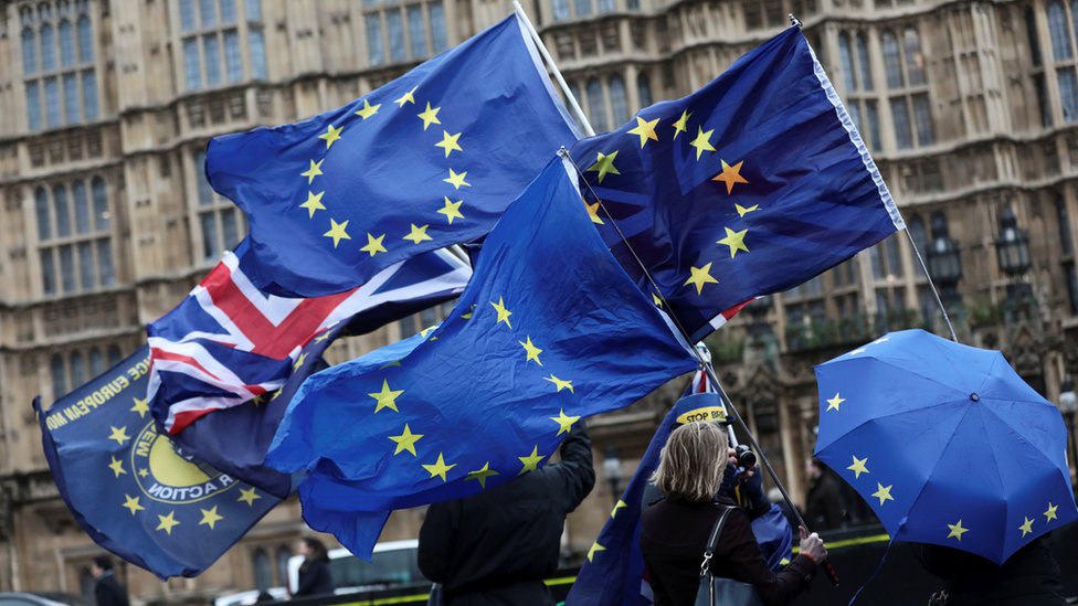 Флаги ЕС и Великобритании подняты над зданием парламента Великобритании