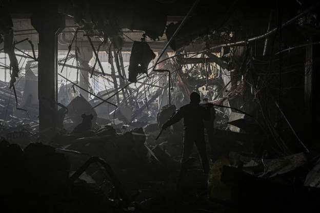 基輔的一個購物中心被炮擊