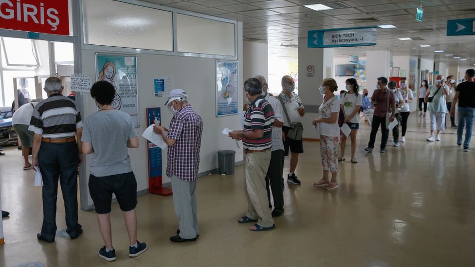 Türkiye'de 50 yaş üzeri kişiler ve sağlık çalışanları için 3. doz aşılama başladı