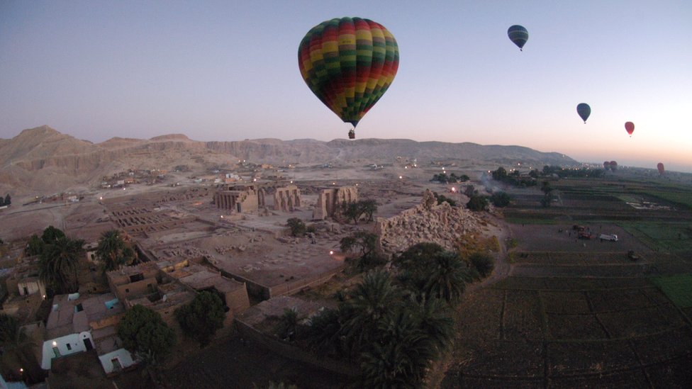 Воздушные шары переносят туристов над египетской Долиной царей недалеко от Луксора, 15 ноября 2007 г.