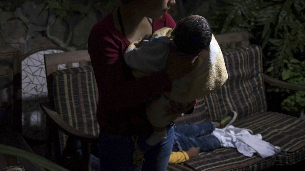 Mujer obligada por las pandillas a cuidar de sus hijos. Foto: Oliver de Ros