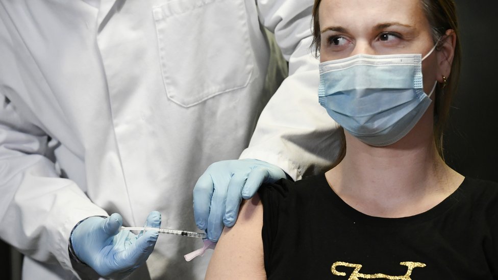 طبيبة في هولندا تتلقى تطعيم موديرنا
