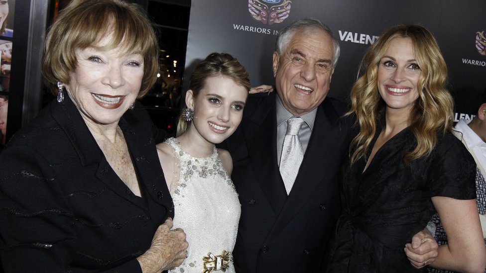 Слева направо: Ширли Маклейн, Эмма Робертс, Гарри Маршалл и Джулия Робертс прибывают на премьеру Дня святого Валентина в Лос-Анджелесе в феврале 2010 г.