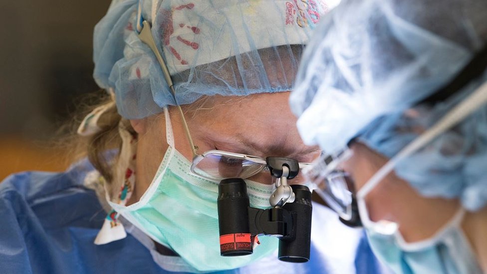 Doktorka Mekinon tokom operativnog zahvata
