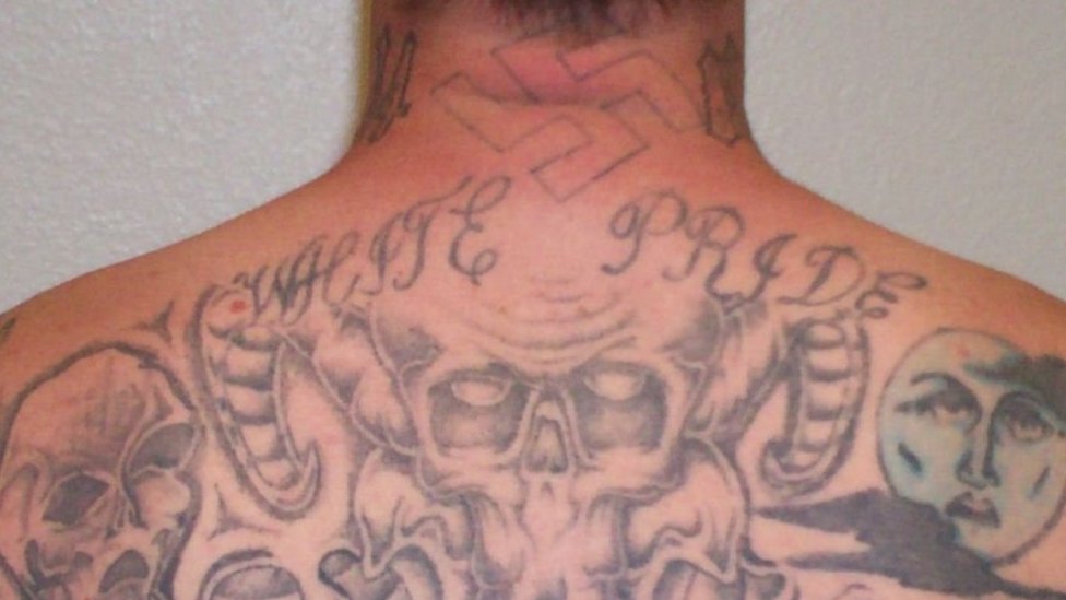 "Orgullo blanco" era el lema del grupo supremacista en el que participaba Kent. Espalda de Kent tatuada.