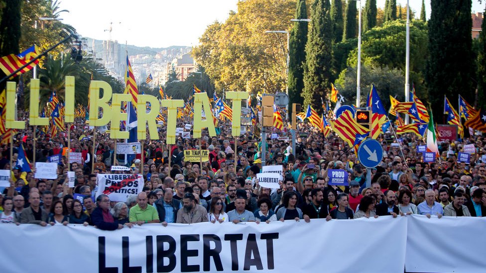 Protestas en Barcelona por la condena a prisión de los cabecillas del referéndum que el gobierno español dictaminó ilegal.