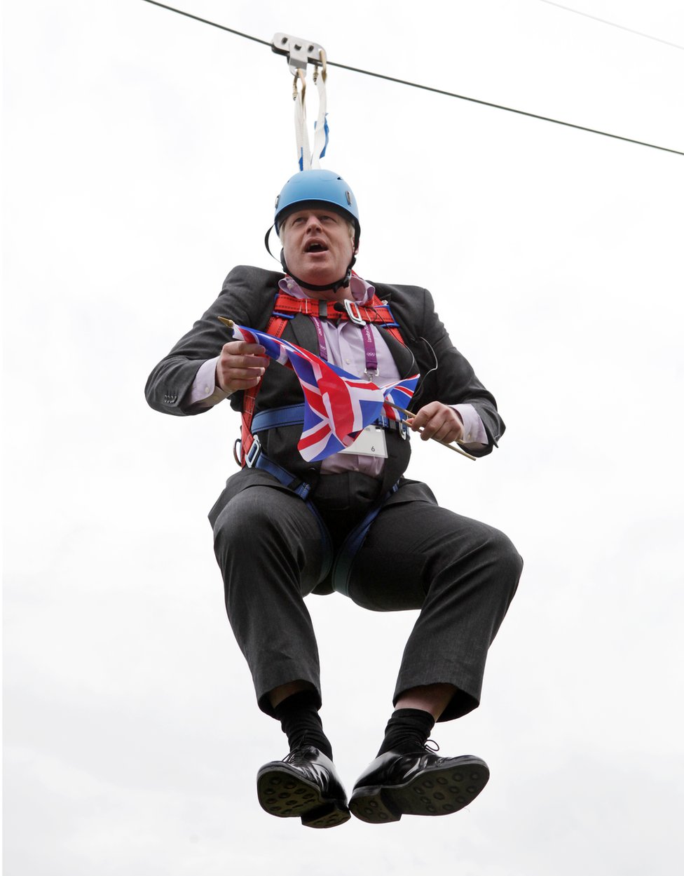 Boris Johnson en una tirolina