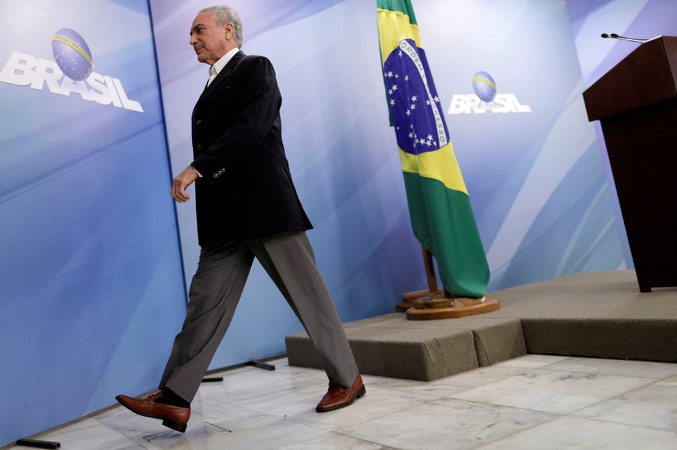 Después del mensaje presidencial, Temer no aceptó preguntas de los periodistas presentes en Planalto, la sede del gobierno ubicada en Brasilia. Michel Temer concluye su mensaje y se marcha
