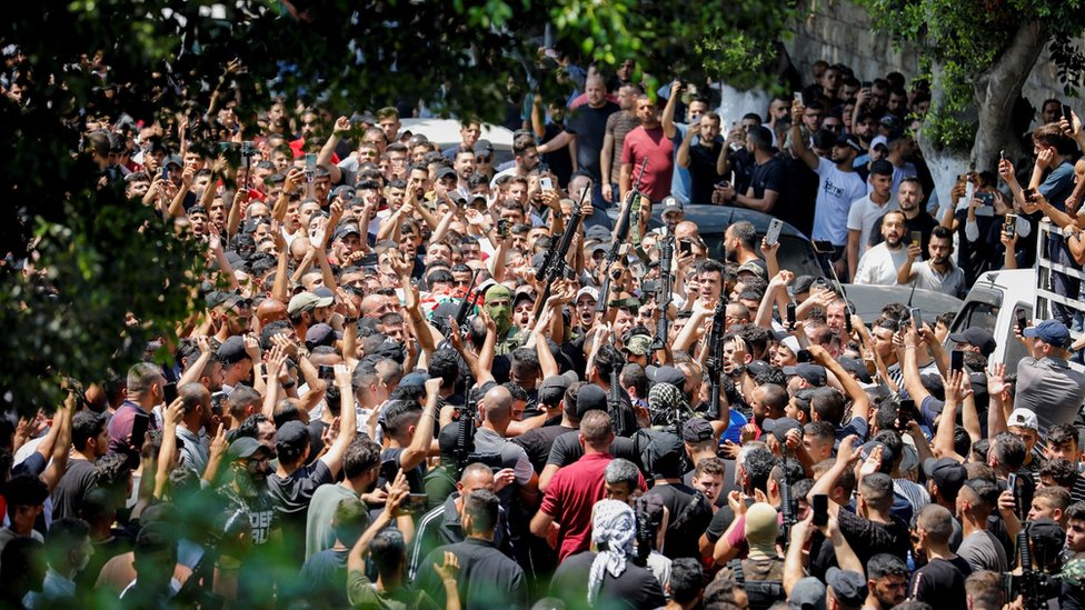 Mourners carry the body of a Palestinian gunman who was killed by Israeli forces in Nablus (09/08/22)
