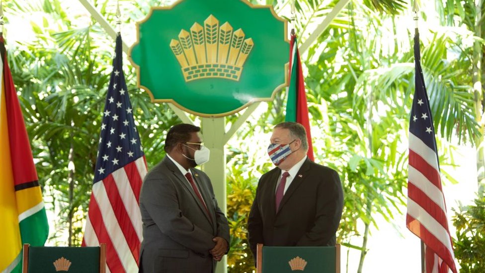 Mike Pompeo (y el presidente de Guyana, Mohamed Irfaan Ali.