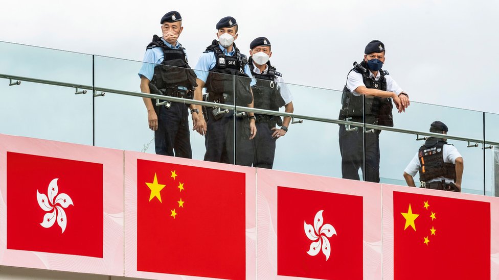 身穿防刺背心的香港警員在九龍尖沙咀沿著維多利亞港海旁站崗（1/7/2022）