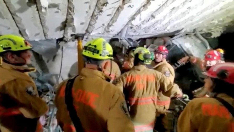 Equipos de rescate trabajan en el subsuelo del edificio colapsado.