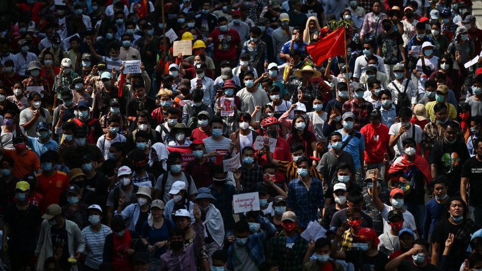 İnternetin kapatılmasına karşın, darbe karşıtı eylemciler Yangon'da bir araya geldi.