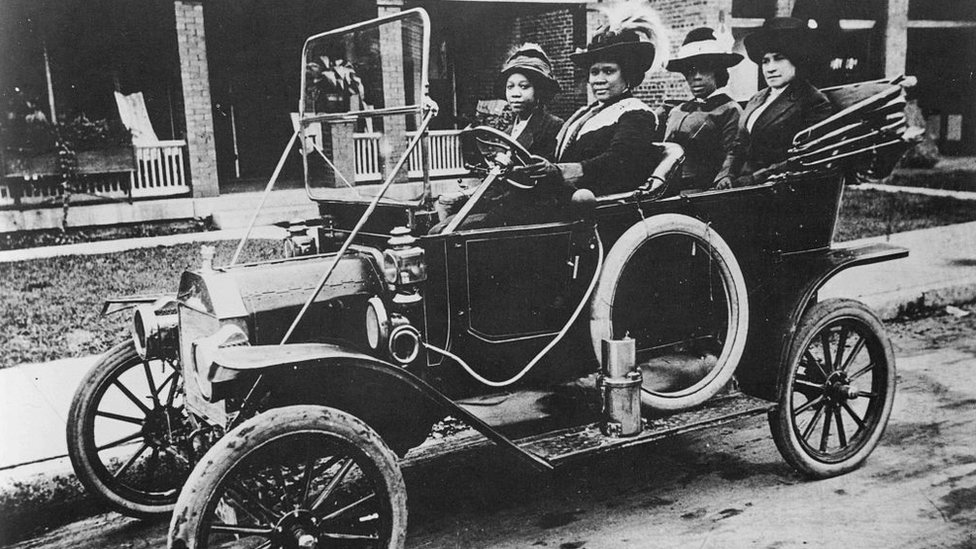 Madam C.J. Walker conduce un auto en 1911.