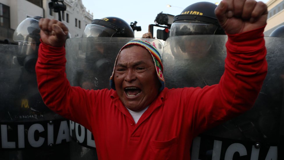 Peruano protesta frente a la Policía en Lima.