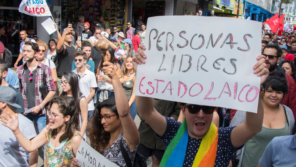 Miles reclaman la laicidad del Estado durante la campaña electoral de Costa Rica.
