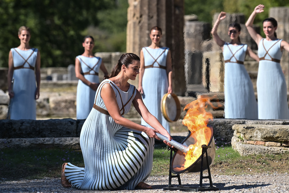 الممثلة اليونانية زانثي جورجيو تضيء الشعلة الأولمبية