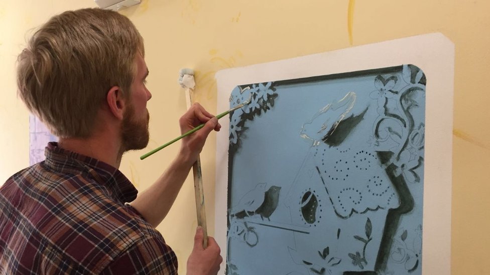 Майкл О'Рейли рисует изображение птицы