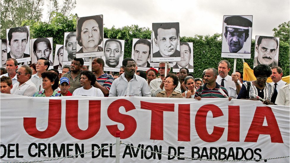 Manifestación en Cuba exigiendo la ajusticiamiento de Posada Carriles