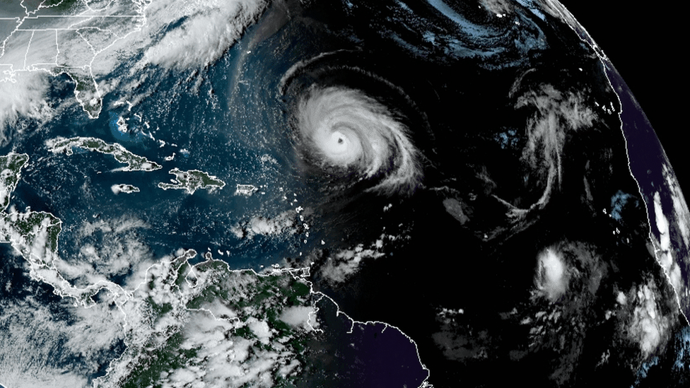 Una vista de satélite de las tormentas en el Atlántico.