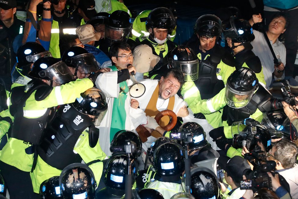 Жители и члены общественных и религиозных групп сражаются с полицией, пытающейся подавить свой протест против дальнейшего развертывания системы ПРО США в Сонджу, примерно в 300 км к югу от Сеула, Южная Корея, 7 сентября 2017 года.