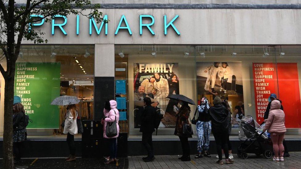 Покупатели выстраиваются в очередь возле магазина Primark в Ливерпуле